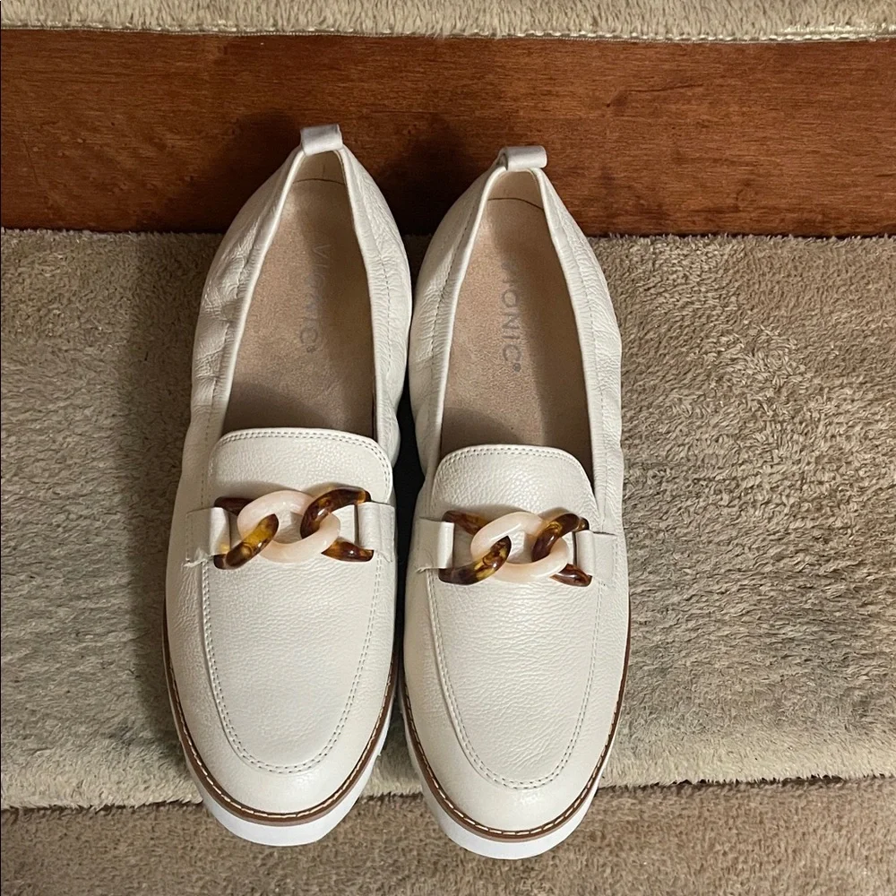 NWOT Vionic Cream Leather Loafers with Tortoise Chain - Picture 5 of 14